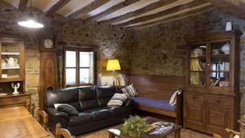 Fernseher, Kamin, Tischtennisplatte, Bücher