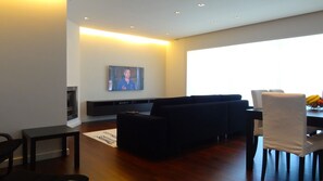 TV, fireplace, stereo