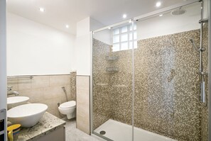 Dusche, Haartrockner, Handtücher, Seife