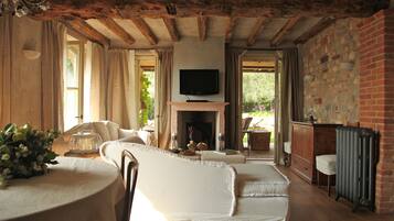 Smart TV, chimenea, reproductor de DVD y futbolito