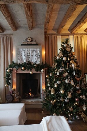 Interior - Private Luxury Villa, Served Breakfast, Butler, Pool, Gym, Sauna, Lake-view (San Felice del Benaco)
