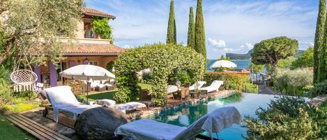 Outdoor pool, pool loungers