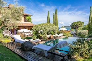 Piscine extérieure, chaises longues