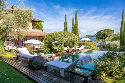 Lux Villa,Served Gourmet Breakfast,Butler, housekeeper,Pool,Gym,Sauna,Lake-view