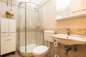 Douche, serviettes fournies