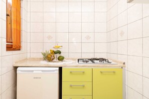 Cookware/dishes/utensils