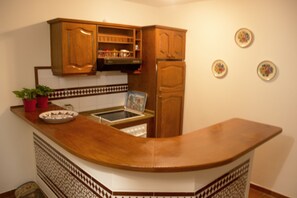 Fridge, microwave, oven, stovetop - Quiet apartment with terrace and private garden, pool and wifi (Puerto de La Cruz)