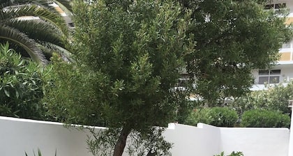 Ruhige Wohnung mit Terrasse und privatem Garten, Pool und WLAN
