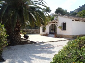Property grounds - Detached Villa Sleeps 6, Private Pool, Large Patio & Gardens. AirCon / FastWIFI! (Moraira, Teulada)
