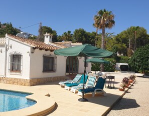 Outdoor pool - Detached Villa Sleeps 6, Private Pool, Large Patio & Gardens. AirCon / FastWIFI! (Moraira, Teulada)