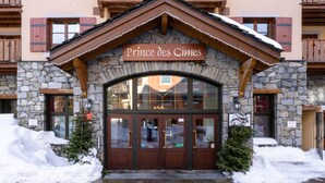 Un edificio de piedra con un letrero que dice "Prince des Cimes".