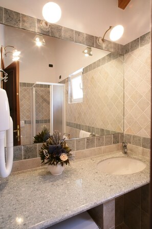 Doccia, asciugacapelli, bidet, asciugamani