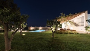 A modern house with a swimming pool, surrounded by well-maintained grass and trees. - Villa Zagara - Villa with pool (Ispica)