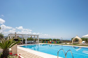 Piscine couverte, piscine chauffée, chaises longues