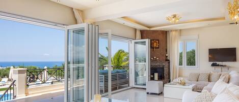 Een smart-tv, een open haard, een videogameconsole en tafelvoetbal