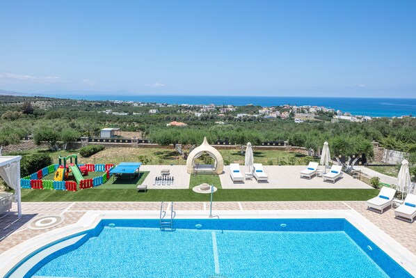 Piscine couverte, piscine chauffée, chaises longues