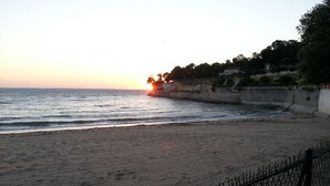 A beach with a fence in the foreground and a sunset in the background. - Fouras, Villa with character, direct private access to the beach. (Fouras)