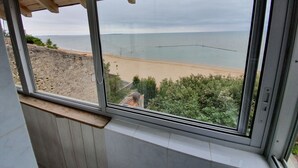 A view from a window overlooking a beach with a clear sky. - Fouras, Villa with character, direct private access to the beach. (Fouras)