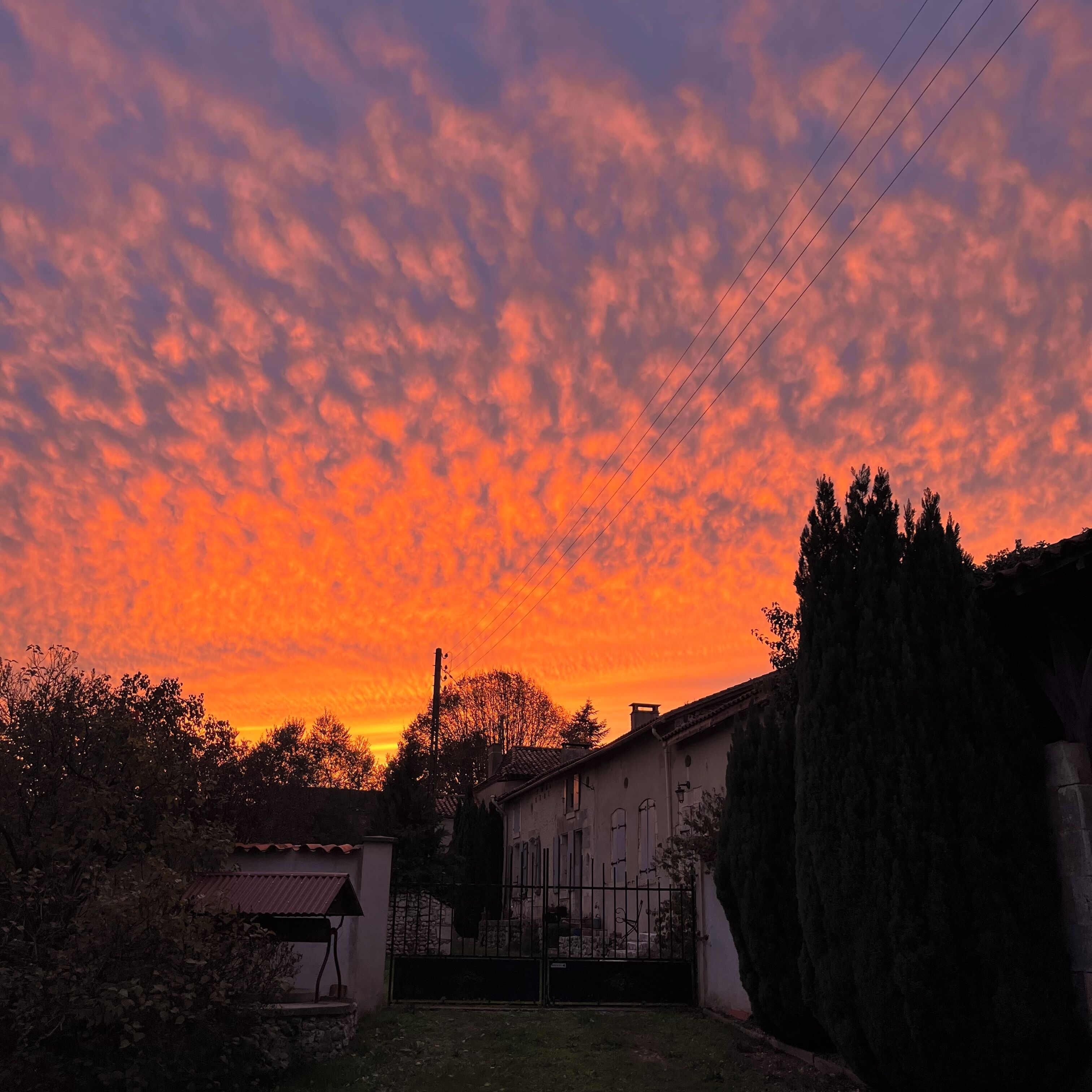 Un quartier résidentiel avec des maisons et un ciel dégagé au coucher du soleil.
