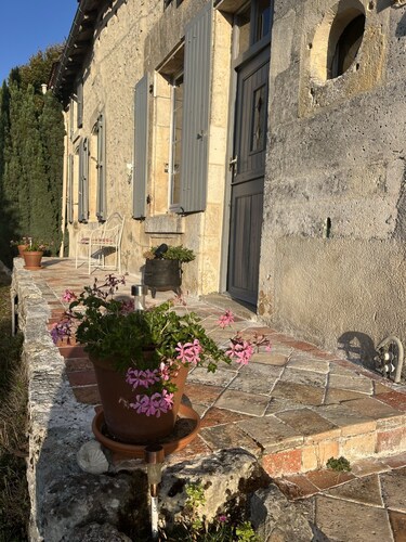 Belle ferme du 16ème siècle avec une vue imprenable et piscine privée chauffée!
