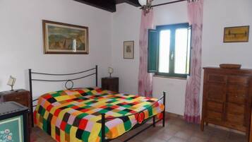 4 dormitorios y tabla de planchar con plancha