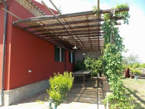 Outdoor dining - Villa surrounded by citrus groves on the Ionian coast (Corigliano Calabro)