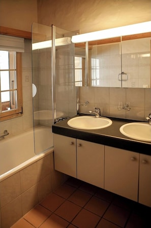 Ensemble douche/baignoire, serviettes fournies