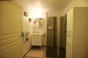 Shower, hair dryer, towels, toilet paper - Villa with private pool in the countryside near the village (Mazan)