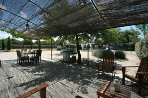 Outdoor dining - Villa with private pool in the countryside near the village (Mazan)