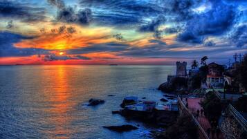 Nær stranden og strandhåndklær
