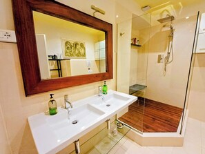 Dusche, Haartrockner, Bidet, Handtücher