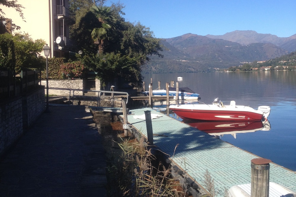 Beautiful 100 sqm apartment with private garden directly on the lake