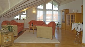 Una televisión, libros, un reproductor estéreo