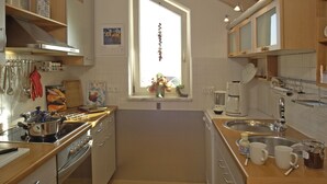 Kaffetrakter/tekoker, kjøleskap, mikrobølgeovn og kokeplater