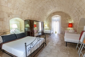 14 bedrooms, iron/ironing board, travel crib, free WiFi - Wonderful villa with pool, a courtyard and wide spaces.Ideal place for groups. (Ragusa)