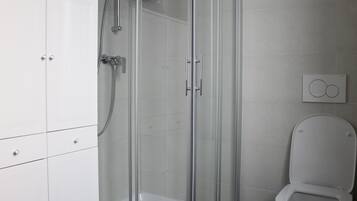 Doccia, asciugacapelli, bidet, asciugamani