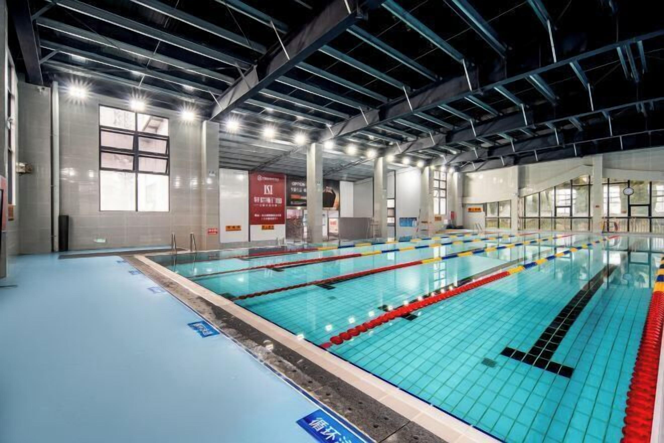 حمام سباحة داخلي