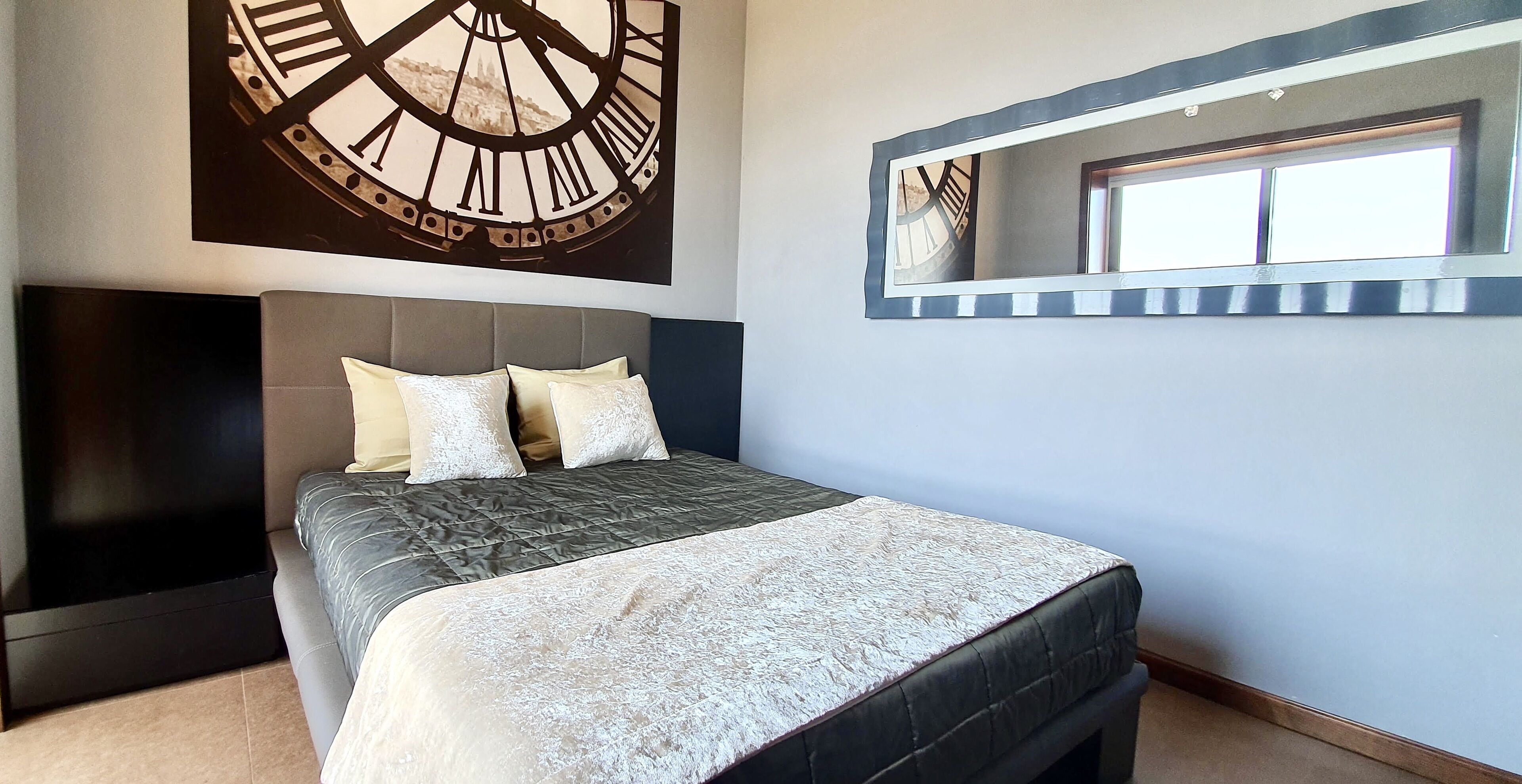 3 slaapkamers, een strijkplank/strijkijzer, gratis wifi, beddengoed