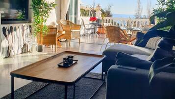 Een smart-tv, een open haard en boeken