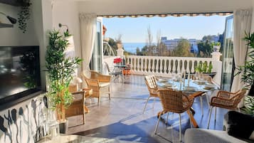 Een smart-tv, een open haard en boeken