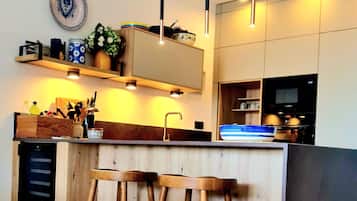 Kjøleskap, mikrobølgeovn, ovn og kokeplater