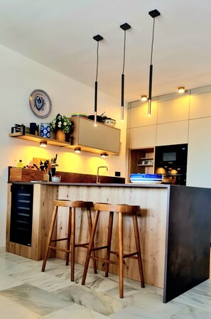 Kühlschrank, Mikrowelle, Ofen, Herdplatte