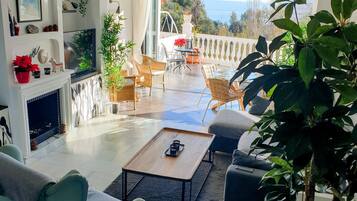 Een smart-tv, een open haard en boeken