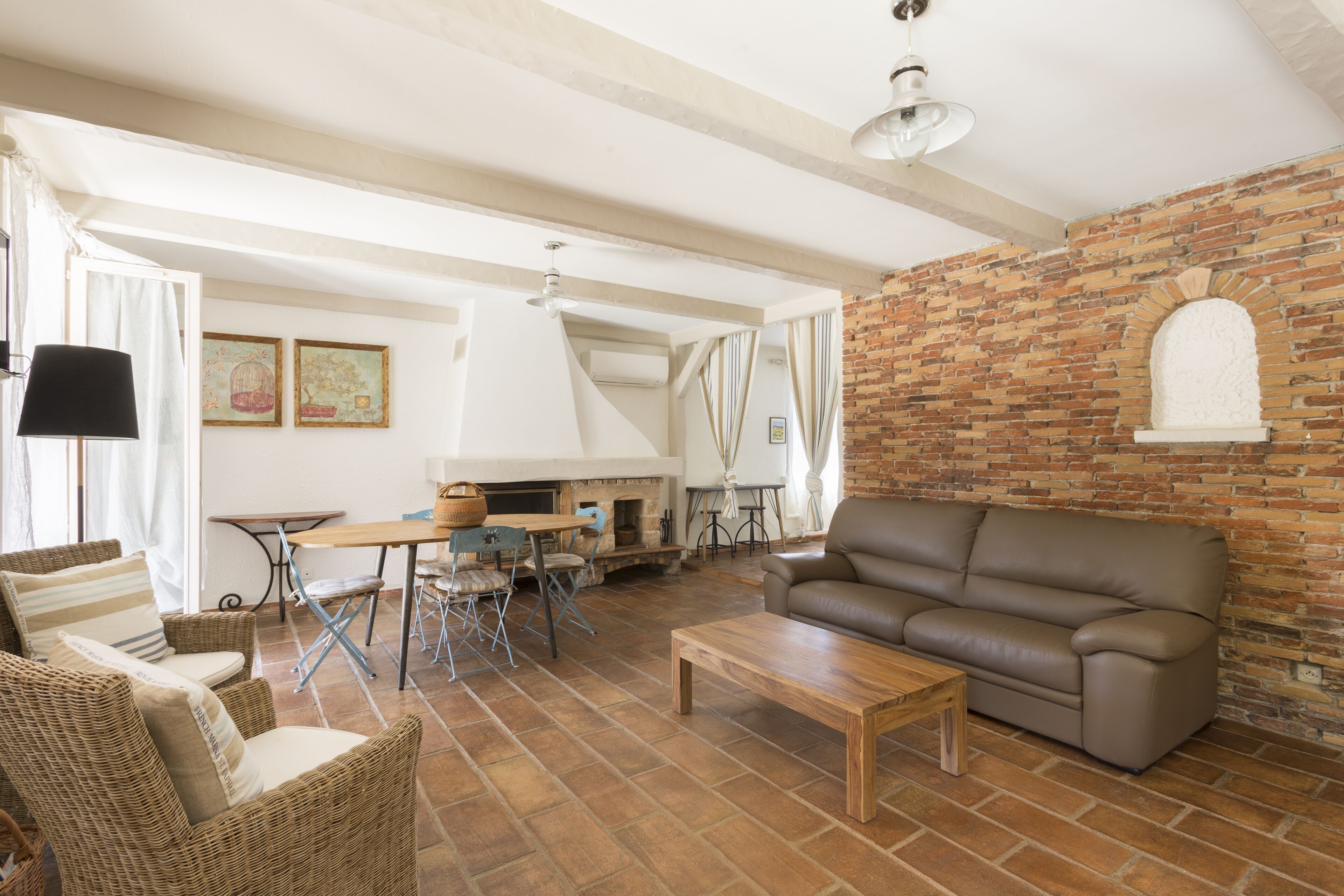 Télévision, cheminée