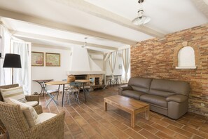 Télévision, cheminée