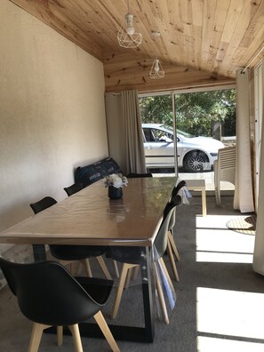 Dining - House with garden, very cozy and comfortable (Messanges)