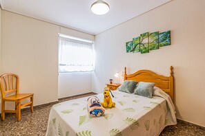 3 slaapkamers, een strijkplank/strijkijzer, gratis wifi, beddengoed