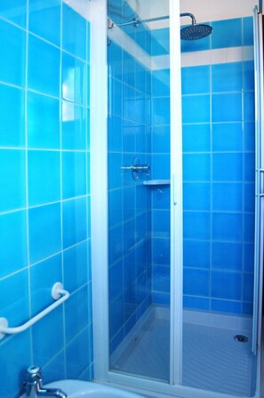Dusche, Haartrockner, Bidet, Handtücher
