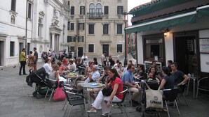 An outdoor café with tables and chairs, surrounded by historic buildings. - Formosa Apartment: A Wonderful Holiday in the Heart of Gorgeous Venice (Venezia)