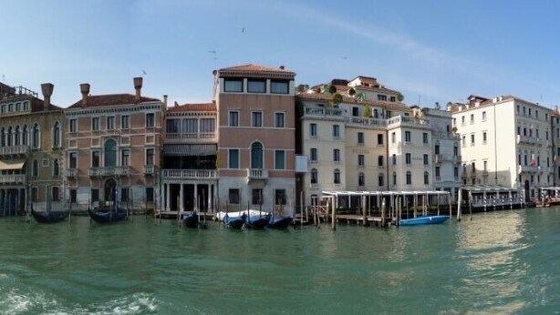 A row of historic buildings along a canal in Venice. - Formosa Apartment: A Wonderful Holiday in the Heart of Gorgeous Venice (Venezia)